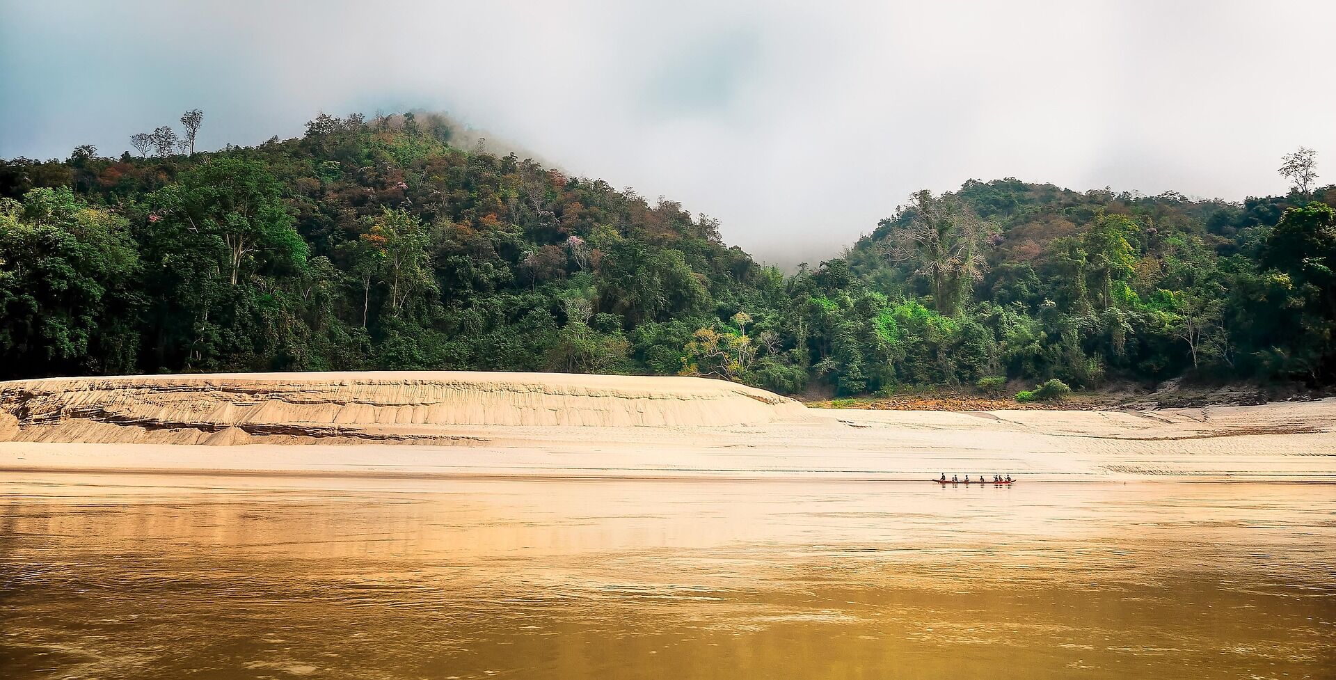 Capture the serene beauty of Chiang Khong’s cultural landscapes